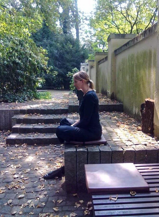 Amalia Eismar sitzt in einem Park