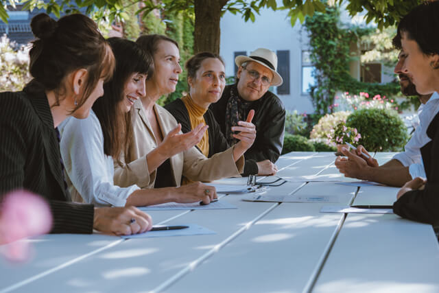 Amalia Eismar beim Human Design Training einer Gruppe