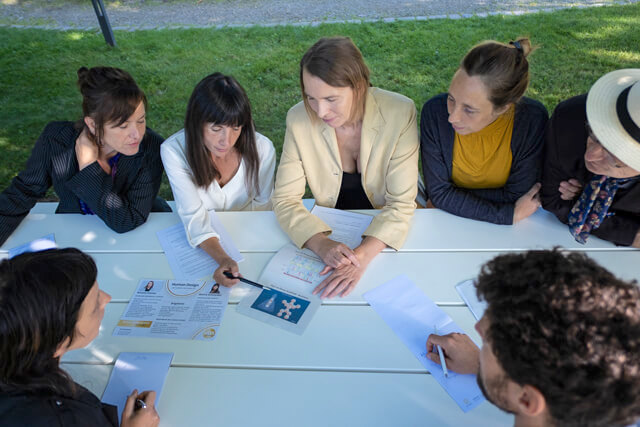 Amalia Eismar und Amira Schneider bei einer Human Design Gruppen-Analyse