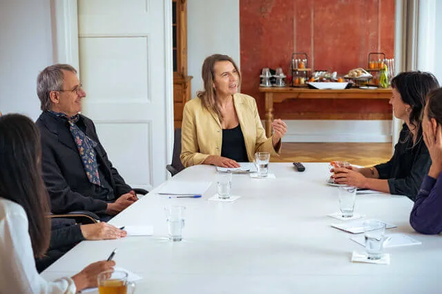 Amalia Eismar moderiert ein Arbeitsteam